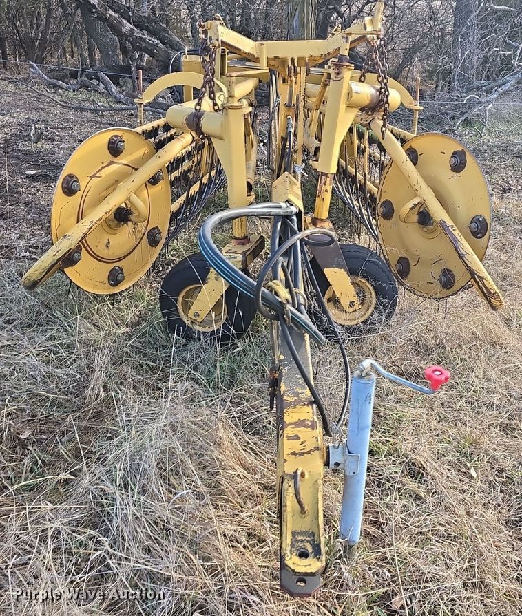 image for item DQ5352 Vermeer R23 Twin Rake hay rake