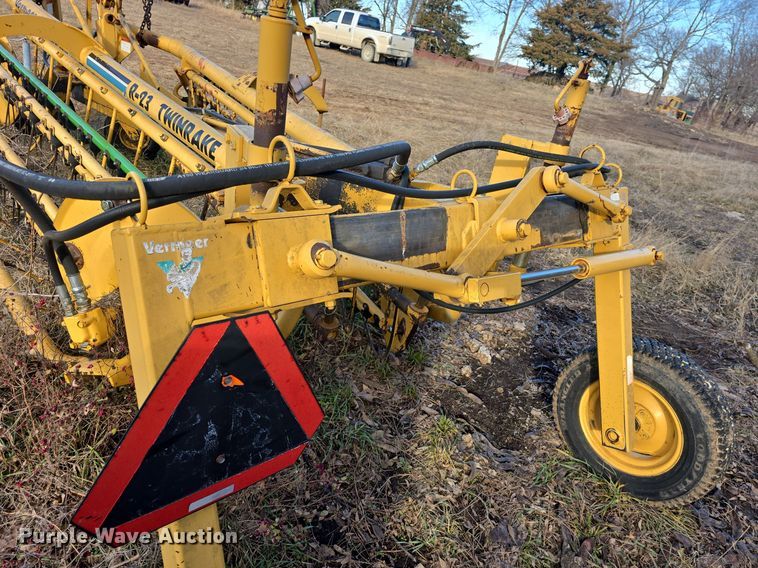 image for item DQ5352 Vermeer R23 Twin Rake hay rake