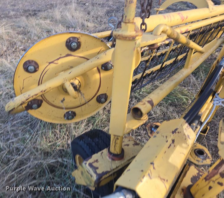 image for item DQ5352 Vermeer R23 Twin Rake hay rake
