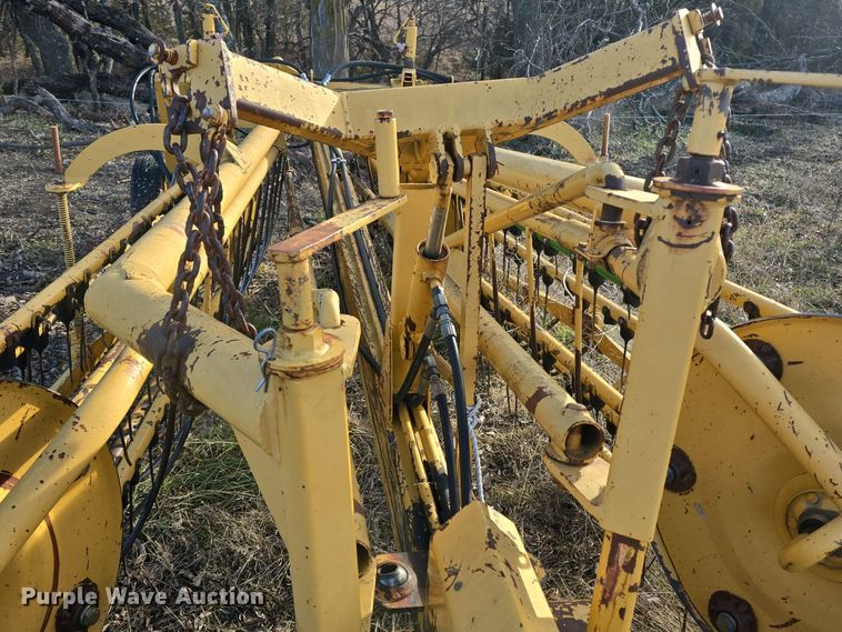 image for item DQ5352 Vermeer R23 Twin Rake hay rake