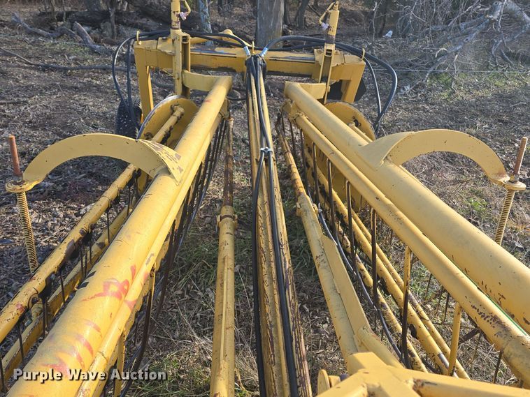 image for item DQ5352 Vermeer R23 Twin Rake hay rake