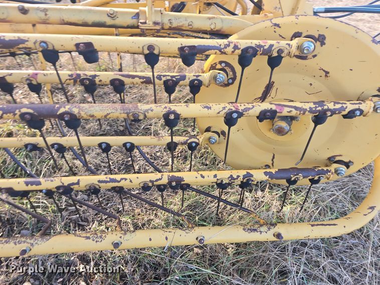 image for item DQ5352 Vermeer R23 Twin Rake hay rake