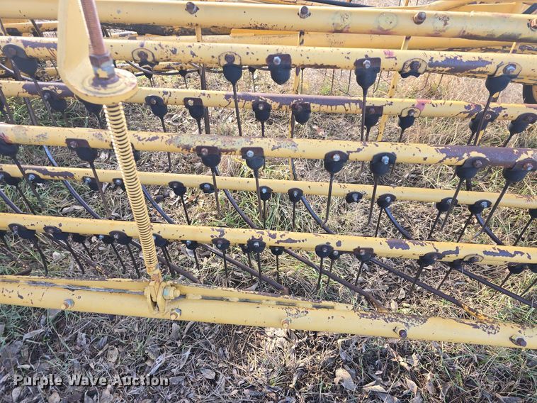 image for item DQ5352 Vermeer R23 Twin Rake hay rake