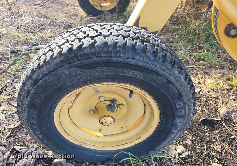 image for item DQ5352 Vermeer R23 Twin Rake hay rake