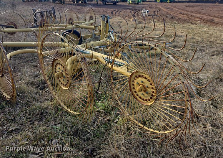 image for item DQ5353 1998 Vermeer WR22 hay rake