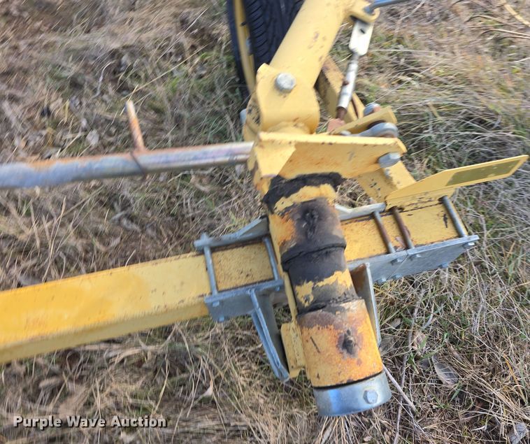 image for item DQ5353 1998 Vermeer WR22 hay rake