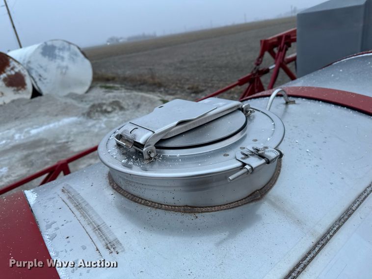 image for item DW2457 Case IH 610 liquid sprayer bed