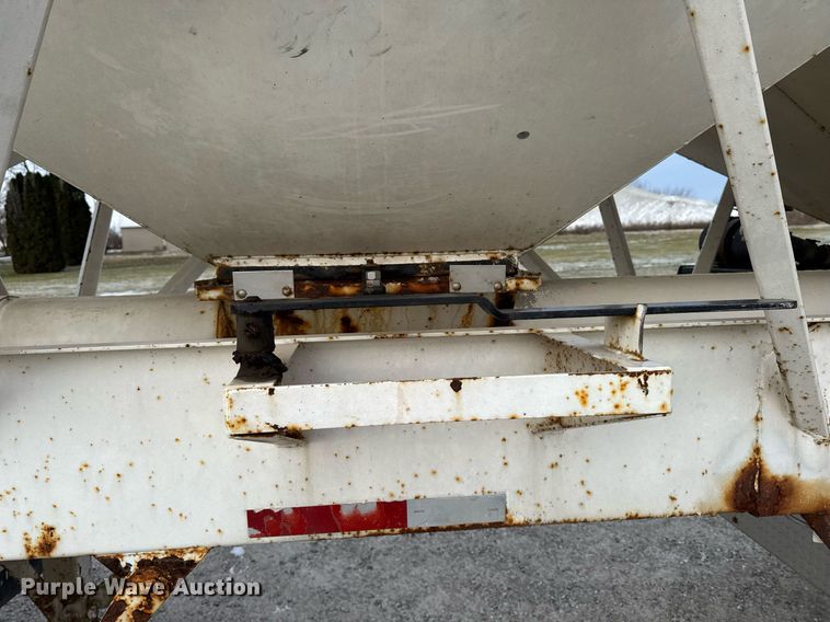 image for item DW2464 2006 Rayman 36CH11SF fertilizer delivery trailer