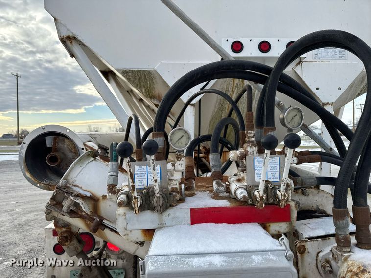 image for item DW2464 2006 Rayman 36CH11SF fertilizer delivery trailer