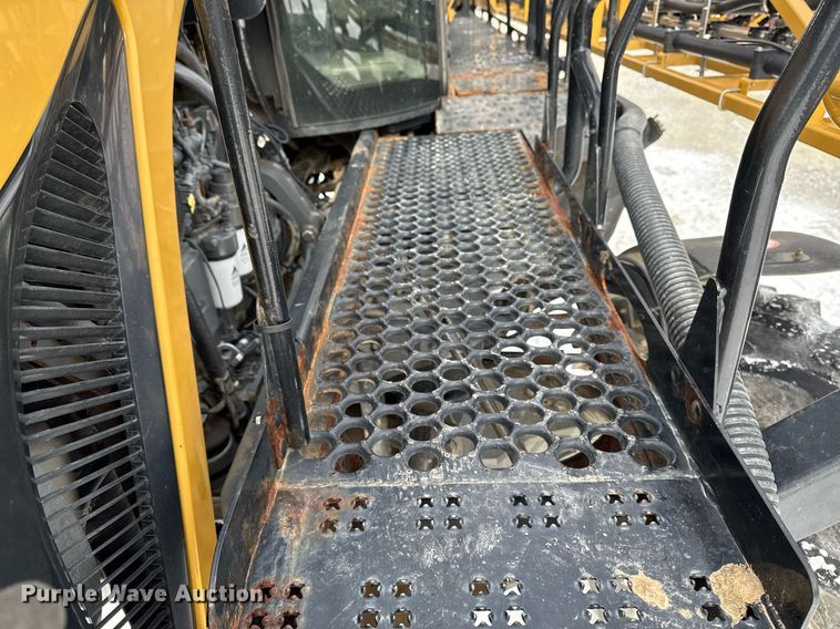 image for item DW2469 2014 RoGator RG1300 sprayer