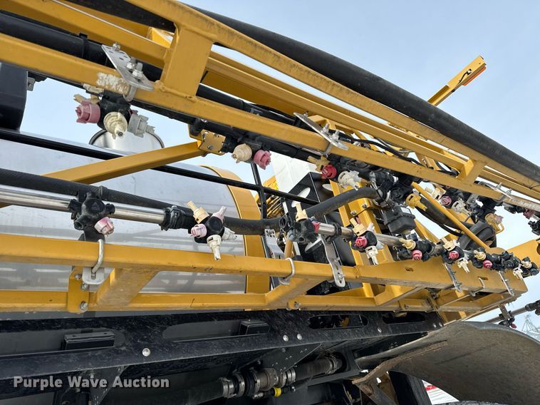 image for item DW2469 2014 RoGator RG1300 sprayer