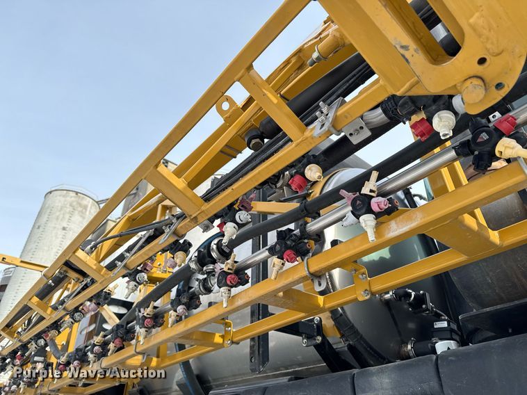 image for item DW2469 2014 RoGator RG1300 sprayer