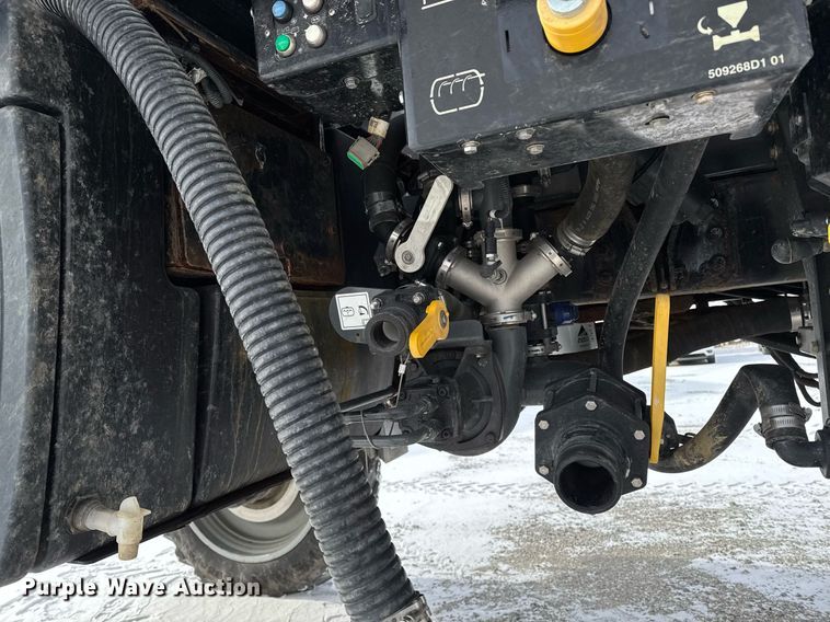 image for item DW2469 2014 RoGator RG1300 sprayer