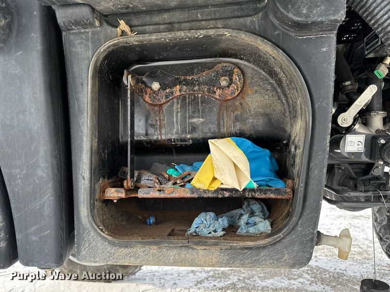 image for item DW2469 2014 RoGator RG1300 sprayer