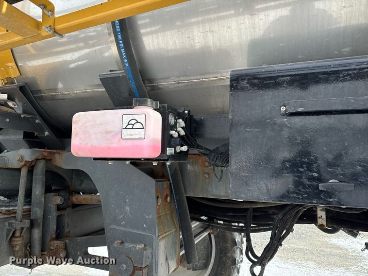 image for item DW2469 2014 RoGator RG1300 sprayer