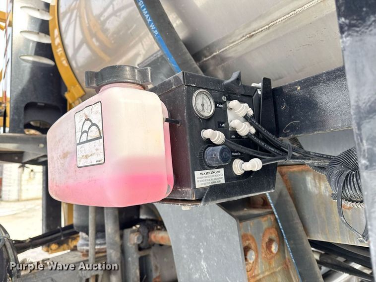 image for item DW2469 2014 RoGator RG1300 sprayer