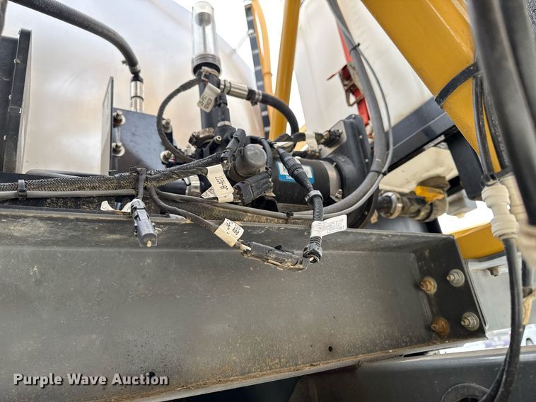 image for item DW2469 2014 RoGator RG1300 sprayer