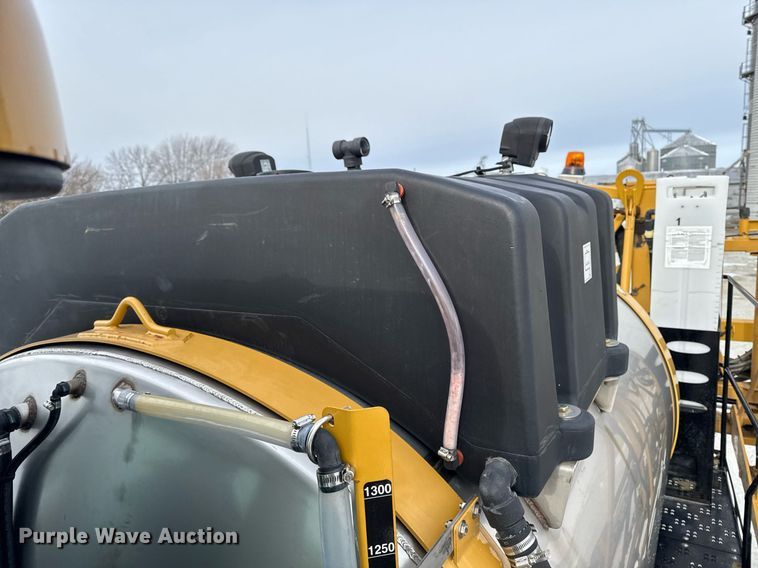 image for item DW2469 2014 RoGator RG1300 sprayer
