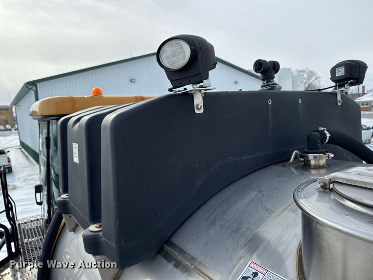 image for item DW2469 2014 RoGator RG1300 sprayer