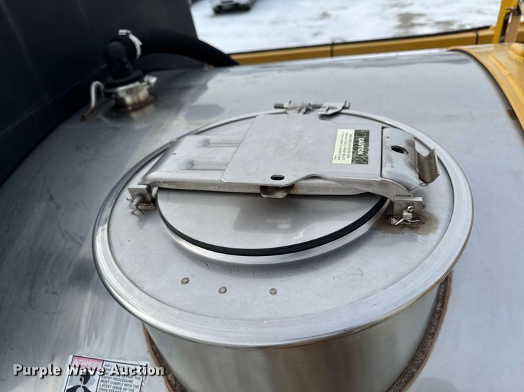 image for item DW2469 2014 RoGator RG1300 sprayer