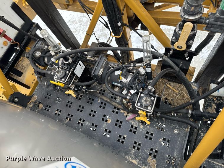 image for item DW2469 2014 RoGator RG1300 sprayer