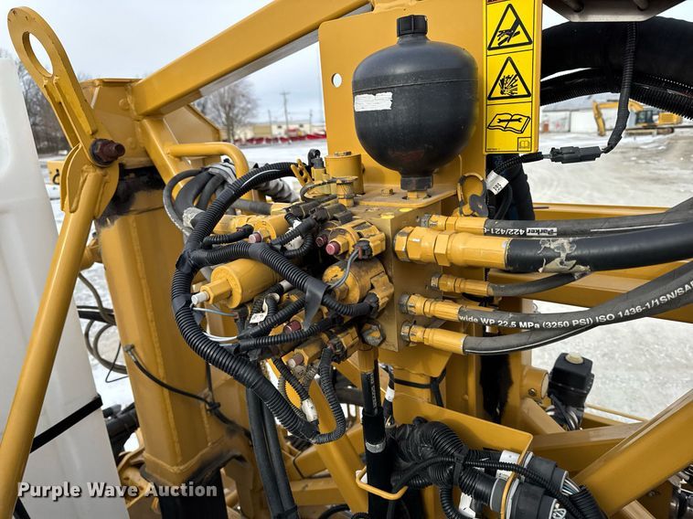 image for item DW2469 2014 RoGator RG1300 sprayer