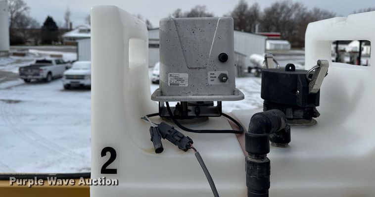 image for item DW2469 2014 RoGator RG1300 sprayer