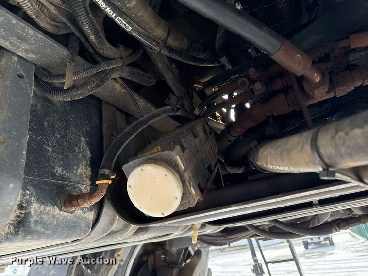 image for item DW2469 2014 RoGator RG1300 sprayer