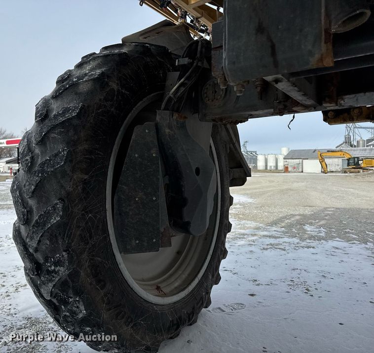 image for item DW2469 2014 RoGator RG1300 sprayer