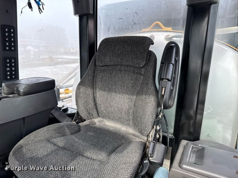 image for item DW2469 2014 RoGator RG1300 sprayer