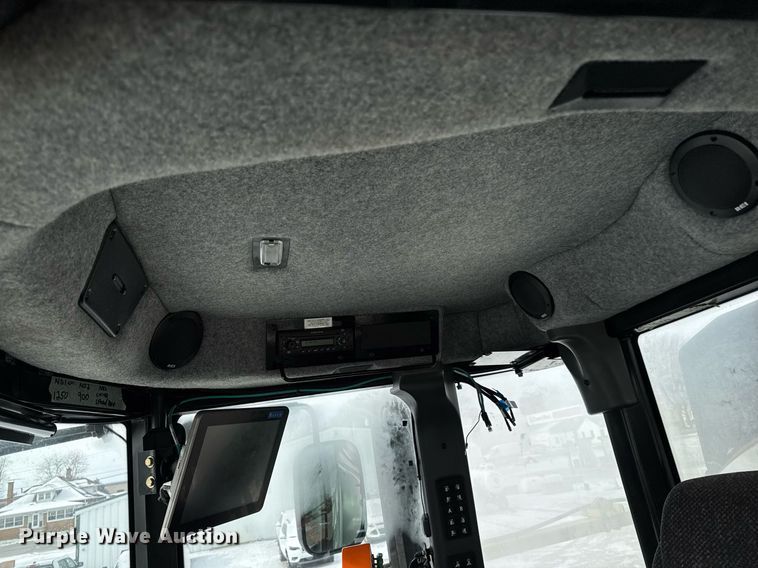 image for item DW2469 2014 RoGator RG1300 sprayer