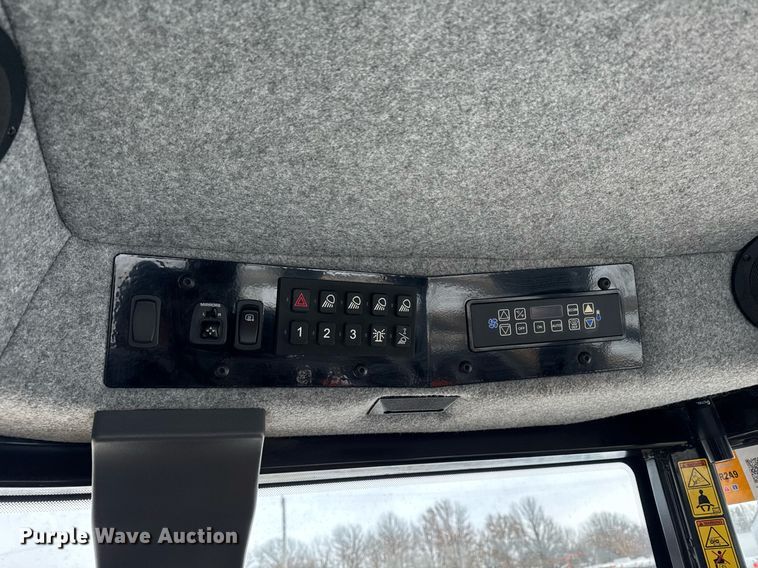 image for item DW2469 2014 RoGator RG1300 sprayer