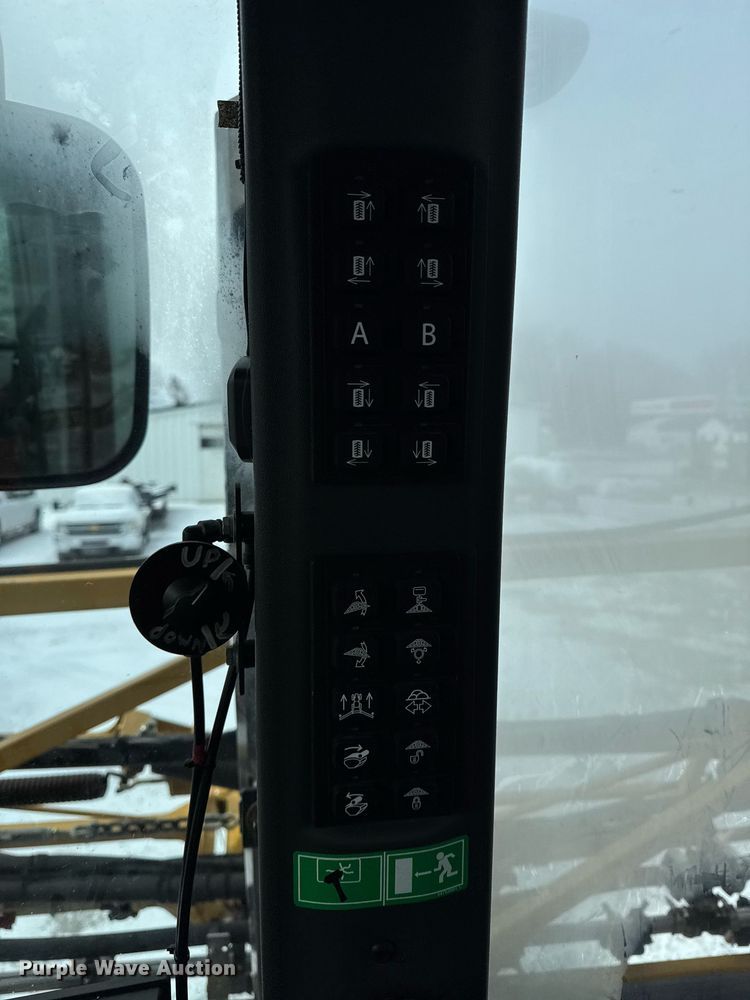 image for item DW2469 2014 RoGator RG1300 sprayer