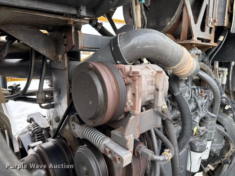 image for item DW2469 2014 RoGator RG1300 sprayer