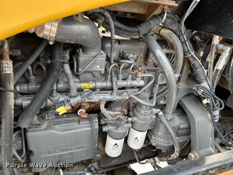 image for item DW2469 2014 RoGator RG1300 sprayer