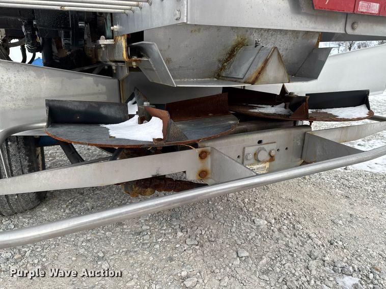 image for item DW2469 2014 RoGator RG1300 sprayer