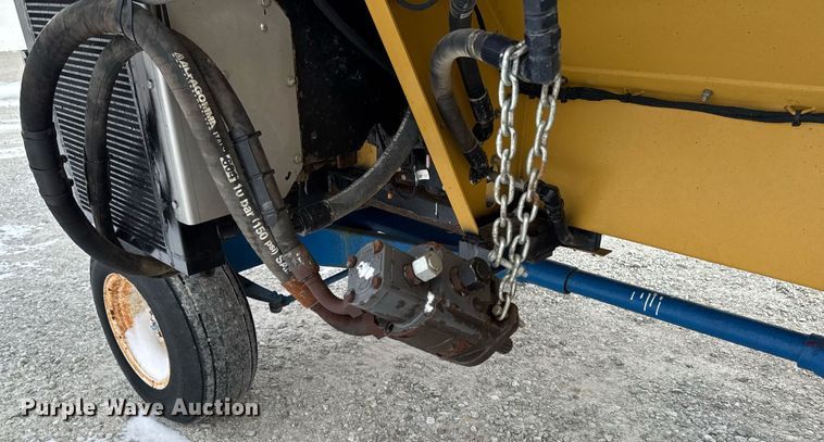 image for item DW2469 2014 RoGator RG1300 sprayer