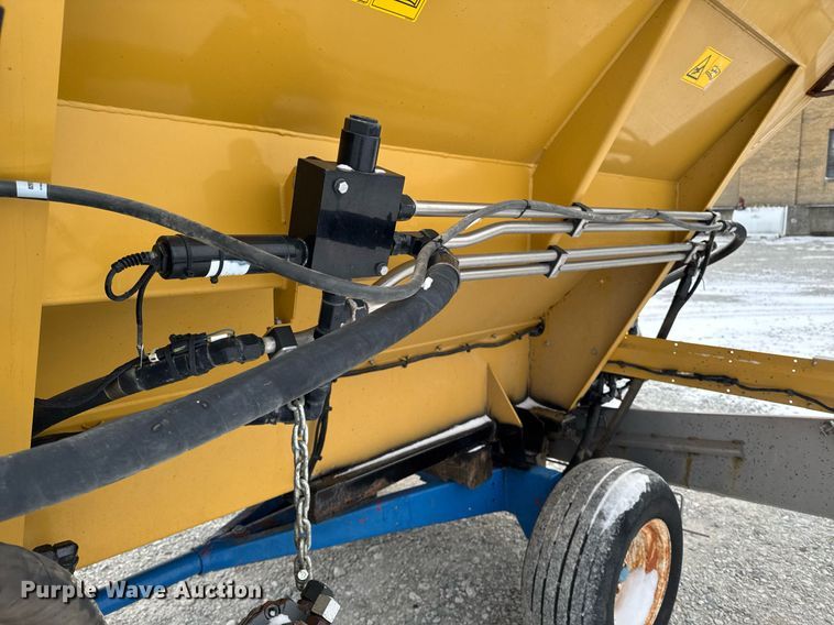 image for item DW2469 2014 RoGator RG1300 sprayer