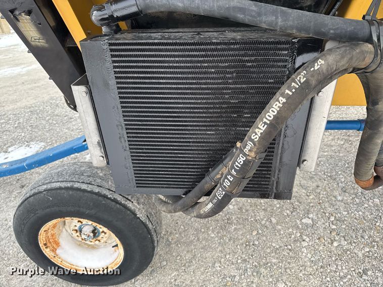 image for item DW2469 2014 RoGator RG1300 sprayer