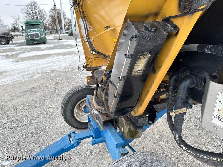 image for item DW2469 2014 RoGator RG1300 sprayer