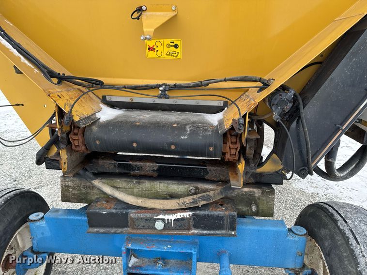 image for item DW2469 2014 RoGator RG1300 sprayer