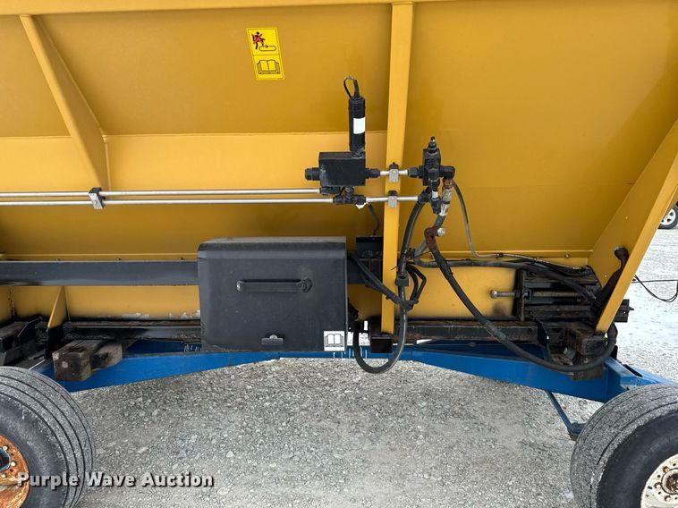 image for item DW2469 2014 RoGator RG1300 sprayer