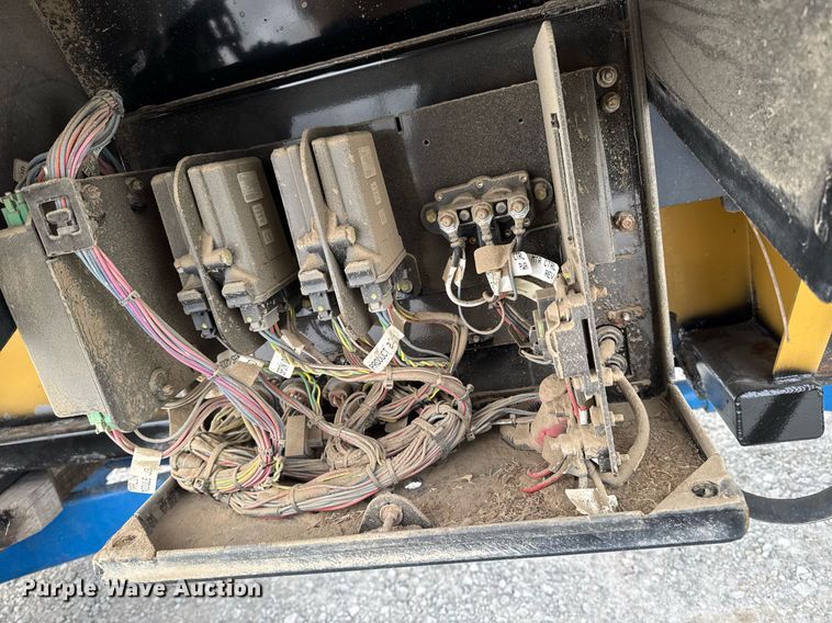 image for item DW2469 2014 RoGator RG1300 sprayer