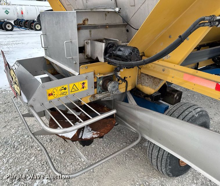 image for item DW2469 2014 RoGator RG1300 sprayer