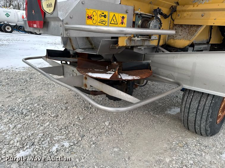 image for item DW2469 2014 RoGator RG1300 sprayer