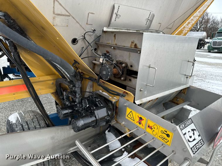 image for item DW2469 2014 RoGator RG1300 sprayer