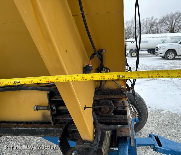 image for item DW2469 2014 RoGator RG1300 sprayer