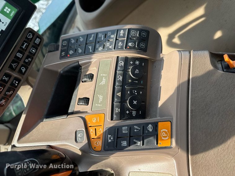 image for item DW2478 2018 John Deere R4038 sprayer