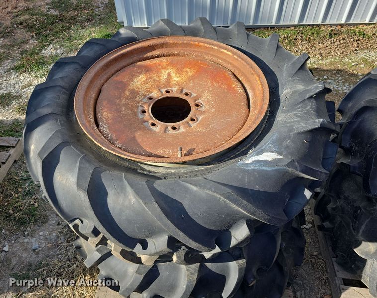 image for item DW3001 Irrigation pivot tires and wheels