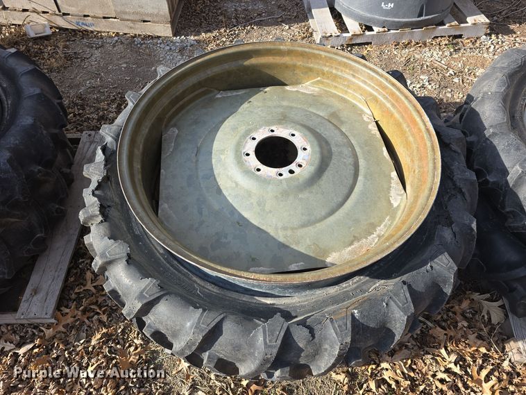 image for item DW3001 Irrigation pivot tires and wheels